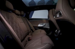 Der neue Mercedes-Benz C 400 4MATIC elektrisch.
 
Energieverbrauch kombiniert: 18,6-14,2 kWh/100 km | CO₂-Emissionen kombiniert: 0 g/km | CO₂-Klasse: A [1]
 
Exterieur: AMG Line; MANUFAKTUR opalithweiß metallic bright
 
 
[1] Die Angaben sind vorläufig. Es liegen bislang weder bestätigte Werte von einer amtlich anerkannten Prüforganisation noch eine EG-Typgenehmigung noch eine Konformitätsbescheinigung mit amtlichen Werten vor. Abweichungen zwischen den Angaben und den amtlichen Werten sind möglich.
 
//
The all-new Mercedes-Benz C 400 4MATIC electric.
 
Energy consumption combined: 18,6-14,2 kWh/100 km | CO₂ emissions combined: 0 g/km | CO₂ class: A [1]
 
Exterior: AMG Line; MANUFAKTUR opalithe white bright
 
[1] The information is provisional. Neither confirmed values from an officially recognised testing organisation nor an EC type approval nor a certificate of conformity with official values are available to date. Deviations between the data and the official values are possible.
