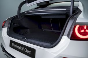 Der neue Mercedes-Benz C 400 4MATIC elektrisch.
 
Energieverbrauch kombiniert: 18,6-14,2 kWh/100 km | CO₂-Emissionen kombiniert: 0 g/km | CO₂-Klasse: A [1]
 
Exterieur: AMG Line; MANUFAKTUR opalithweiß metallic bright
 
 
[1] Die Angaben sind vorläufig. Es liegen bislang weder bestätigte Werte von einer amtlich anerkannten Prüforganisation noch eine EG-Typgenehmigung noch eine Konformitätsbescheinigung mit amtlichen Werten vor. Abweichungen zwischen den Angaben und den amtlichen Werten sind möglich.
 
//
The all-new Mercedes-Benz C 400 4MATIC electric.
 
Energy consumption combined: 18,6-14,2 kWh/100 km | CO₂ emissions combined: 0 g/km | CO₂ class: A [1]
 
Exterior: AMG Line; MANUFAKTUR opalithe white bright
 
[1] The information is provisional. Neither confirmed values from an officially recognised testing organisation nor an EC type approval nor a certificate of conformity with official values are available to date. Deviations between the data and the official values are possible.