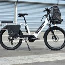 Pensé pour les trajets en duo, le vélo cargo électrique Nakamura Crosscity+ s&rsquo;allège de 500 €