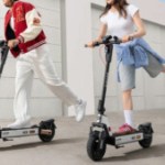 Avec son look cyberpunk et son prix en baisse de 120 €, cette trottinette électrique avec 55 km d’autonomie intrigue et séduit Avec son look cyberpunk et son prix en baisse de 120 €, cette trottinette électrique avec 55 km d’autonomie intrigue et séduit