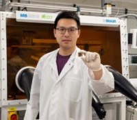 Le Dr Kun Sun de l'Université technique de Munich, tenant une cellule solaire en pérovskite.