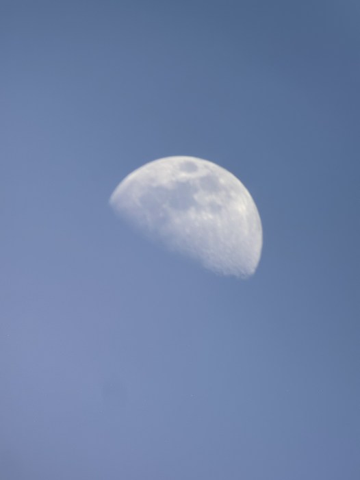 La Lune de plein jour avec le Pixel 10
