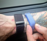 Le Whoop et le Google Fitbit Air // Source : Geoffroy Husson - Frandroid