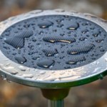 Comment un simple revêtement permet à ces panneaux solaires de générer du courant sous la pluie Comment un simple revêtement permet à ces panneaux solaires de générer du courant sous la pluie
