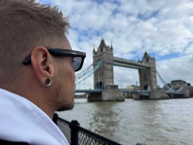 Moi regardant le Tower Bridge