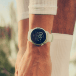 Coros Pace 4 Cloud White : une montre de sport plus élégante aux accents argentés