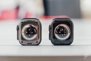 L'Apple Watch à gauche et la GS Wear S11 Ultra à droite