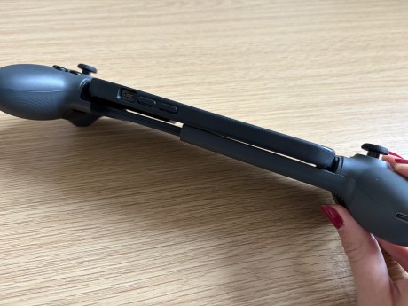 L'iPhone 14 Pro Max avec une coque dans la manette EasySMX M15. // Source : Frandroid