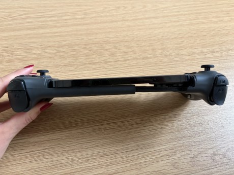 L'iPhone 14 Pro Max dans la manette, mais sans sa coque. // Source : Frandroid