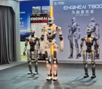 Le robot EngineAI T800 (au centre) à la Beyond Expo 2026 // Source : Frandroid