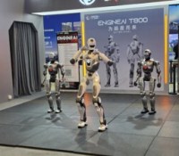 Le robot EngineAI T800 en position de combat à la Beyond Expo 2026. // Source : Frandroid