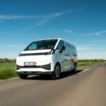 Après les voitures, le géant chinois Geely attaque Renault et Stellantis avec ses nouveaux utilitaires électriques en France : voici leurs tarifs attractifs