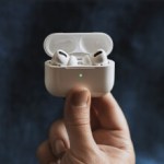 AirPods avec caméras intégrées : Apple serait en phase finale de tests, mais le lancement dépend encore de Siri