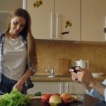 Manger devant son smartphone : ce que la science dit vraiment Manger devant son smartphone : ce que la science dit vraiment