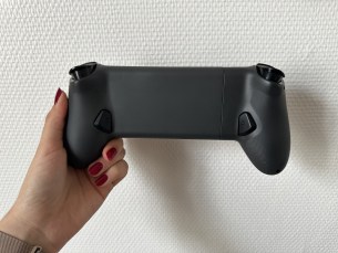 À l'arrière figurent deux boutons programmables. // Source : Frandroid