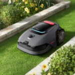 À -33 %, ce robot tondeuse noté 9/10 tond votre pelouse pendant que vous restez au frais