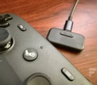 Le Steam Controller et son « puck » de recharge // Source : Cassim Montilla - Frandroid Le Steam Controller et son « puck » de recharge // Source : Cassim Montilla - Frandroid