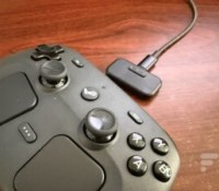 Le Steam Controller et son « puck » de recharge // Source : Cassim Montilla - Frandroid