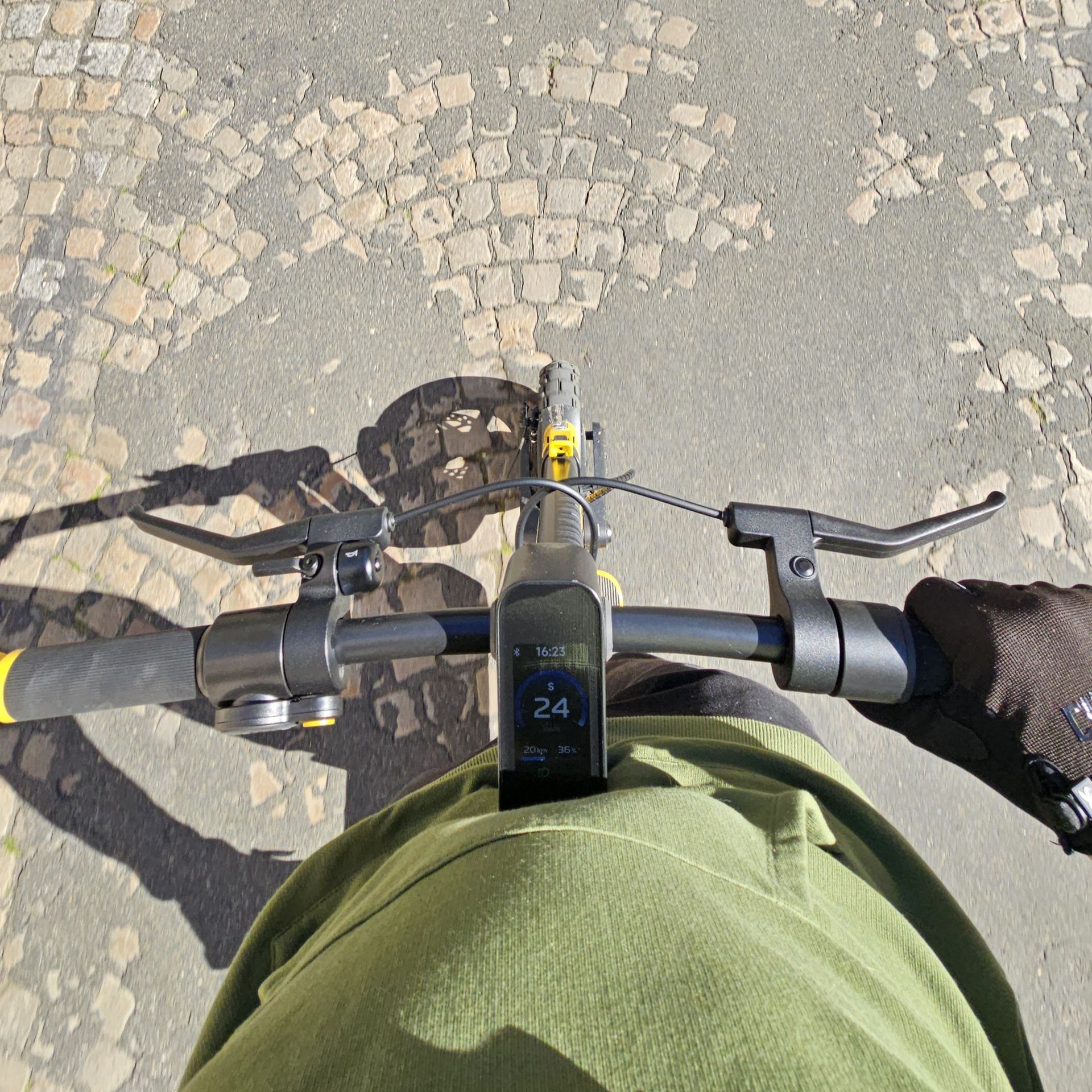 Xiaomi Electric Scooter 6 Ultra conduite pavés