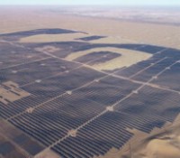 Vue panoramique de la centrale développée par le China Energy Engineering Group Northern Construction Investment Shanxi Electric Power Construction Co., Ltd., mise en service en 2019 dans le désert de Kubuqi.