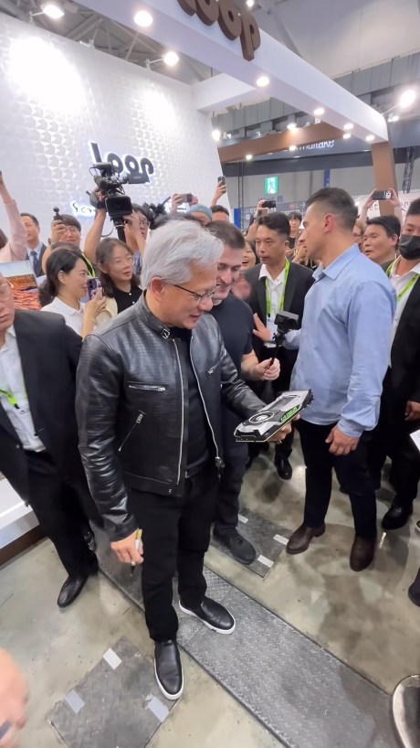 275K views · 2.5K reactions ｜ 卡位成功！小編傳家寶！！ #Computex #黃仁勳 ｜ XFastest Media-0001