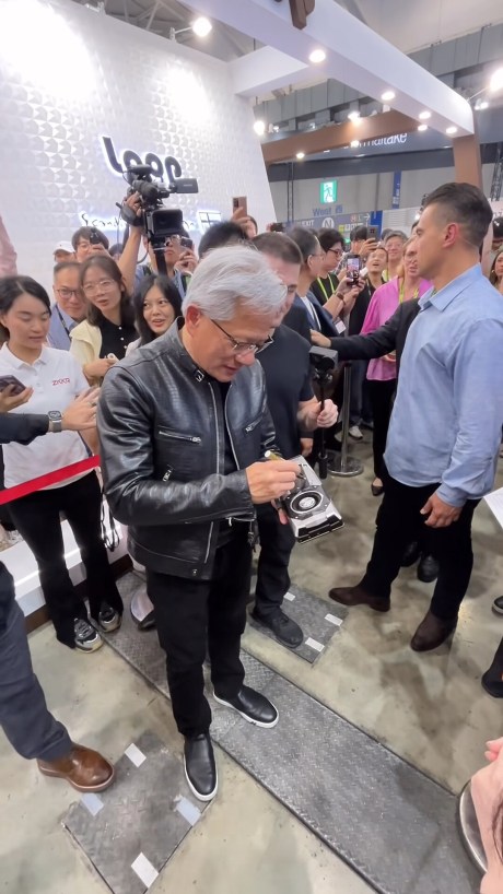 275K views · 2.5K reactions ｜ 卡位成功！小編傳家寶！！ #Computex #黃仁勳 ｜ XFastest Media-0002