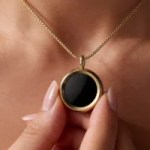 The Gem : une ancienne de Fitbit lance un pendentif qui mesure votre exposition aux UV The Gem : une ancienne de Fitbit lance un pendentif qui mesure votre exposition aux UV