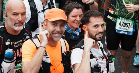 Départ du marathon de Paris en 2025 // Source : Shokz Départ du marathon de Paris en 2025 // Source : Shokz