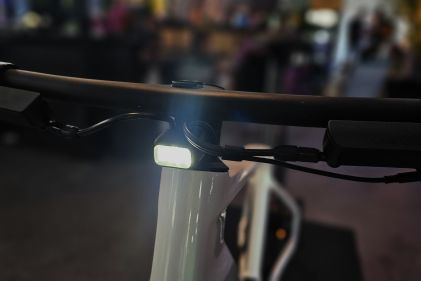 Canyon Roadlite ON CF éclairage avant
