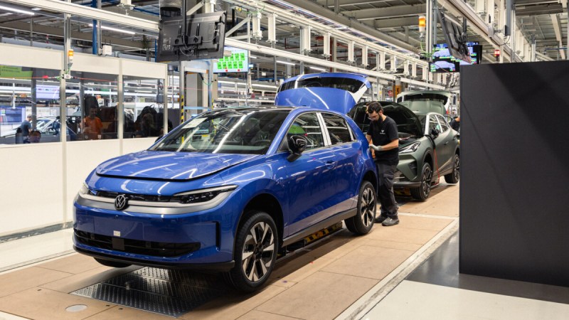 Les commandes explosent : Volkswagen franchit un cap historique sur la voiture électrique en Allemagne, mais cela a des conséquences