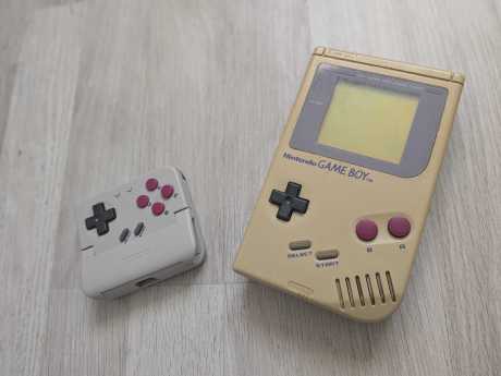 La Pocket Taco à gauche et la GameBoy (un peu jaunie) à droite // Source : Frandroid