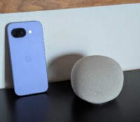 Google Home Speaker et le Google Pixel 10a // Source : Sylvain Pichot - Frandroid