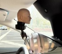 Une fausse tête fixée sur le rétroviseur d'une Tesla // Source : @Roastduckkiller sur X