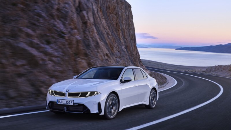 La BMW i3 électrique aux 912 km d’autonomie est (beaucoup) moins chère que la Série 3 thermique en France