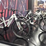 Peugeot présente sa nouvelle gamme de vélos électriques 2026 équipés de moteurs Bosch et Avinox (DJI) Peugeot présente sa nouvelle gamme de vélos électriques 2026 équipés de moteurs Bosch et Avinox (DJI)