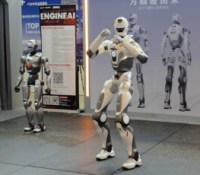 Le robot T800 d'EngineAI à la Beyond Expo 2026 // Source : Frandroid