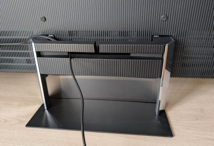 Le guide-fil derrière le pied du Sony Bravia 9 II // Source : Sylvain Pichot - Frandroid