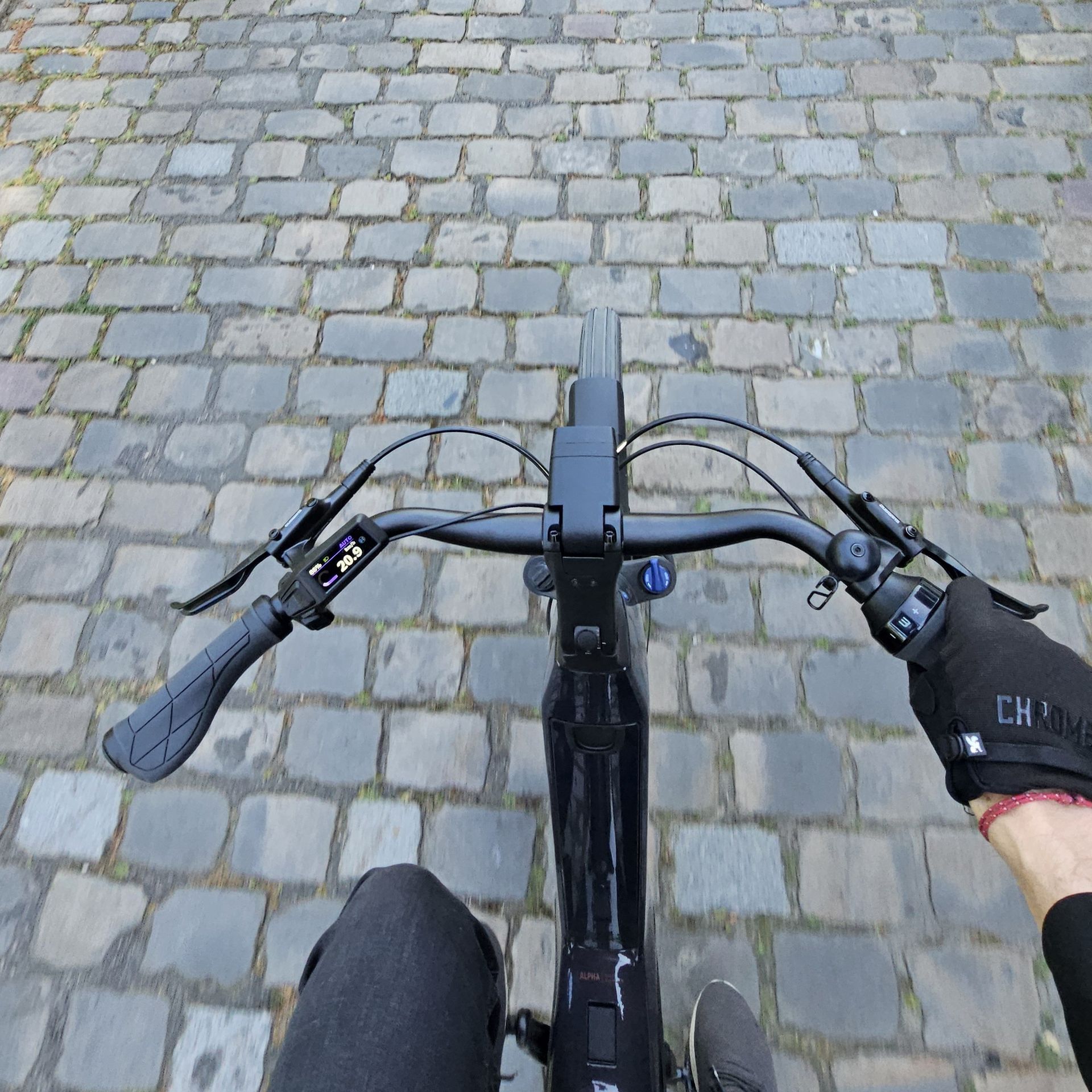 Trek Charter 2026 test conduite pavés