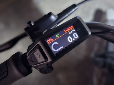 Trek Charter 2026 test écran nuit