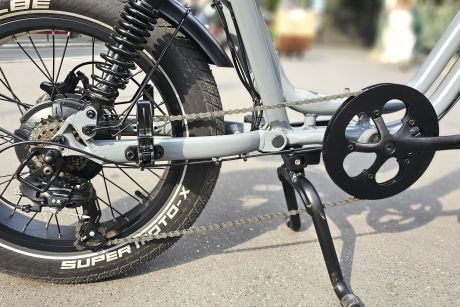 Convaincant lors d’un premier roulage lors de la présentation officielle, l’UTO OG200 se positionne véritablement comme un fatbike électrique aux capacités d’utilisation d’un cargo.