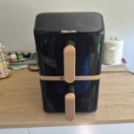 Nous avons testé l’Air Fryer Philips Vertical Duo Serie 4000 : le double panier pratique mais peu discret Nous avons testé l’Air Fryer Philips Vertical Duo Serie 4000 : le double panier pratique mais peu discret