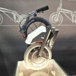 On a vu et essayé cette trottinette électrique qui ne pèse que 10 kg et se porte comme un sac à dos