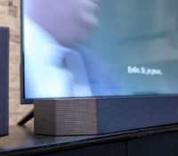 La barre de son Samsung HW-Q990H et l'une de ses enceintes surround.