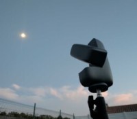 Le Dwarf Mini posé sur un trépid, visant la Lune // Source : Frandroid.