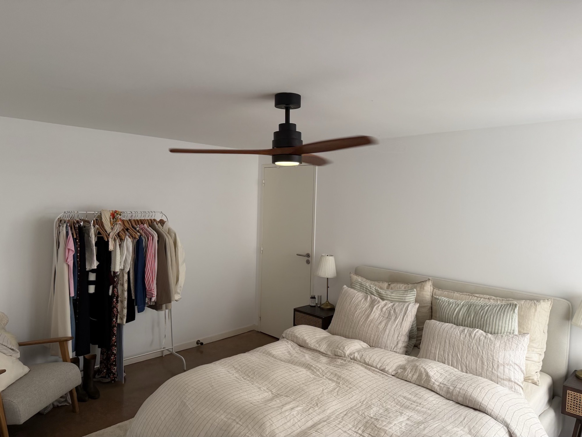 J’ai installé un ventilateur au plafond en pleine canicule : je peux enfin dormir sans la clim (ou presque)
