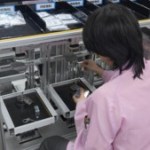 Reportage dans les usines de Shokz en Chine : silicone maison, « tortures » méthodiques et cartographie mondiale des oreilles