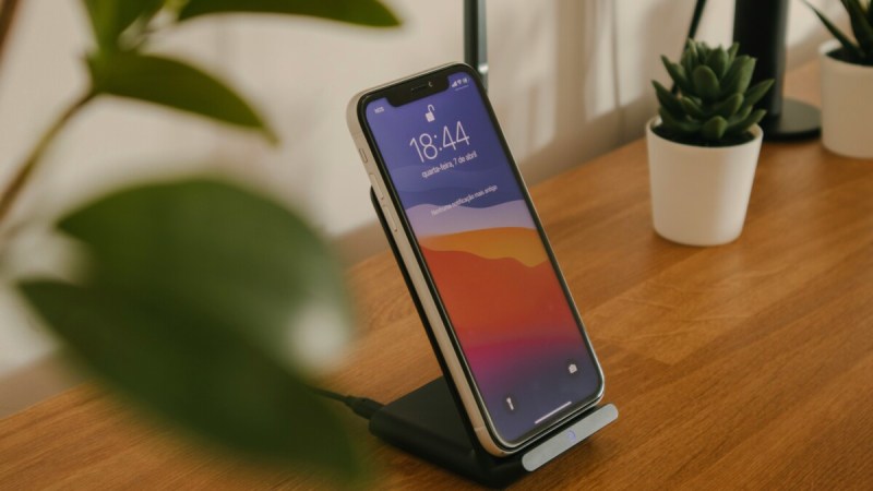 Quels sont les meilleurs chargeurs sans fil à induction pour smartphone (iPhone, Android) en 2026 ?