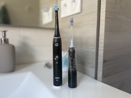 Comparaison de l'Oral-B avec la Laifen Wave Pro