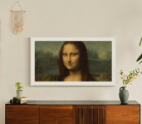 Portrait de Lisa Gherardini, épouse de Francesco del Giocondo dit La Joconde ou Mona Lisa 1503–1519 de Léonard de Vinci affiché sur TV Samsung The Frame. // Source : Samsung