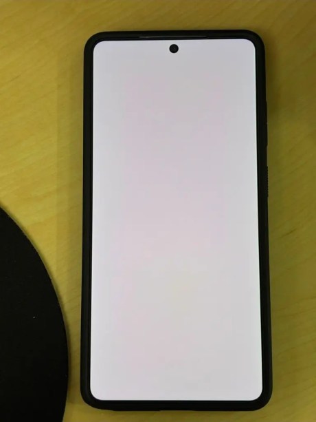Teinte rosée sur le Samsung Galaxy S26 Ultra // Source : Via Gizmochina